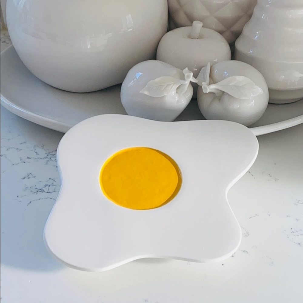 Crate&barrel Egg Trivet